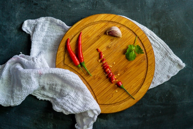 Immagine ravvicinata di peperoncino rosso caldo e semi su tavole di legno