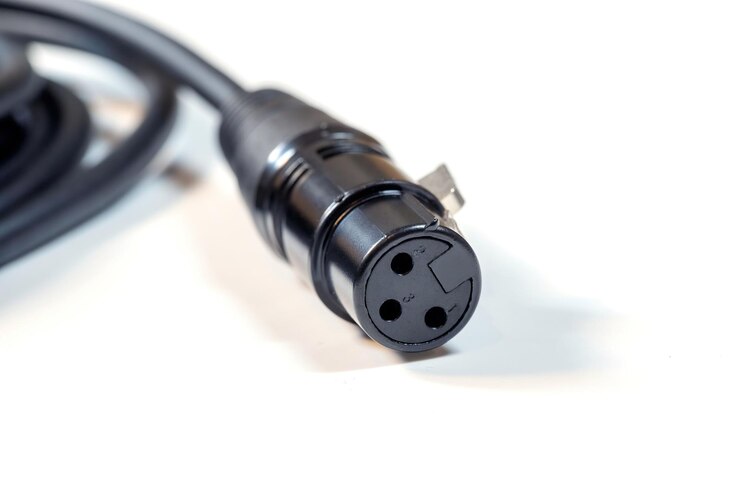 Immagine ravvicinata di un connettore per cavi audio XLR a tre pini utilizzato nelle apparecchiature audio professionali