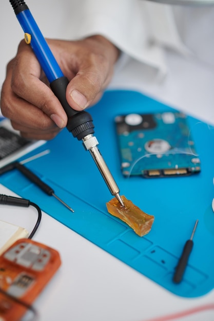 Immagine ravvicinata di un tecnico che utilizza un flusso a base di rosina per la saldatura elettrica