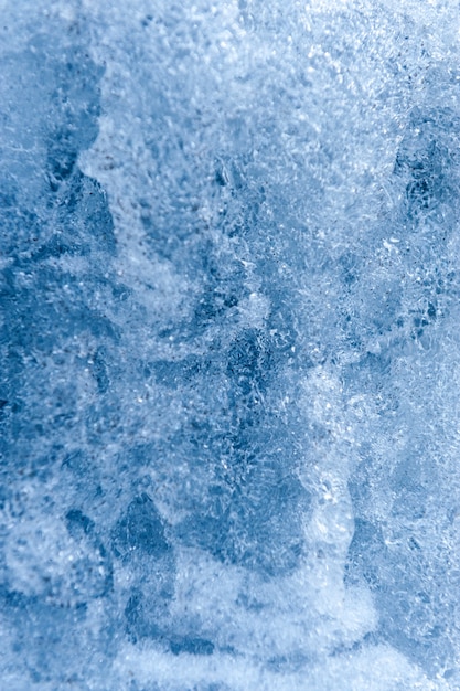 Immagine ravvicinata su un fiume ghiacciato