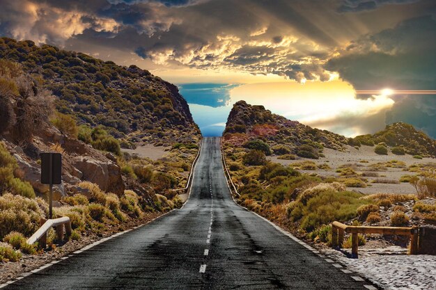 Immagine relativa a viaggi e avventure su strada inesplorati. Strada attraverso il paesaggio panoramico. Tenerife