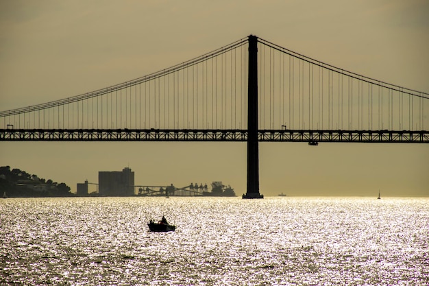 Immagine retroilluminata di una parte del ponte sospeso 25 de Abril