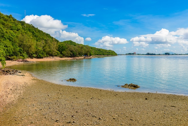 Immagine riflessa della spiaggia, del mare e del cielo blu nella baia Chathaburi di Kung Krabaen