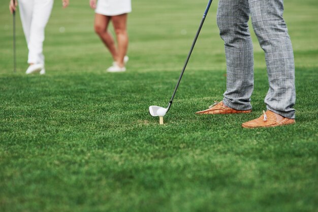 Immagine ritagliata del giocatore di golf che prende la mira per il tiro.