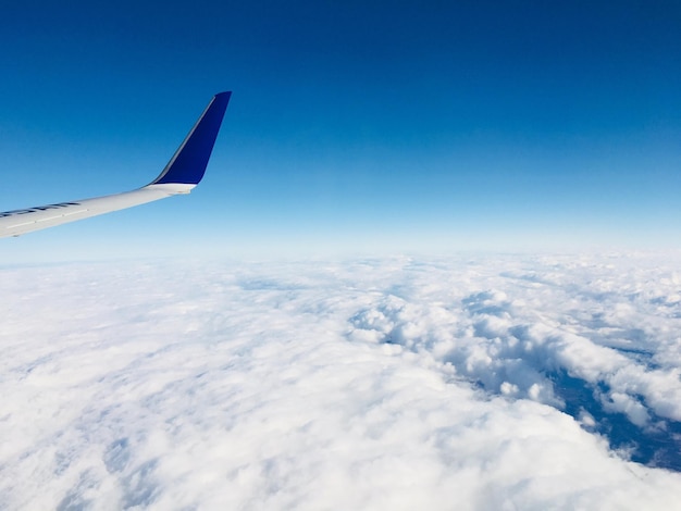 Immagine ritagliata dell'ala di un aereo in aria contro il cielo