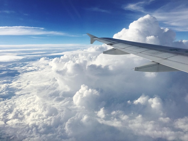 Immagine ritagliata dell'ala di un aereo in un cielo nuvoloso