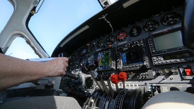 Immagine ritagliata della cabina di pilotaggio a mano in aereo