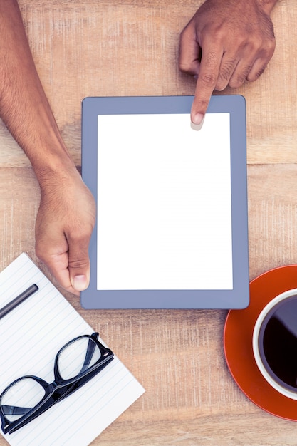 Immagine ritagliata della persona che utilizza sulla tavoletta digitale da caffè e documento sul tavolo