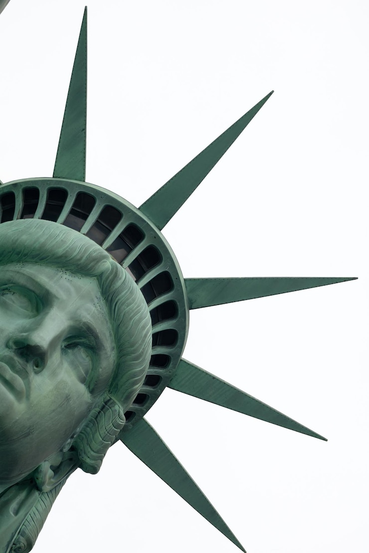 Foto immagine ritagliata della statua della libertà contro un cielo limpido