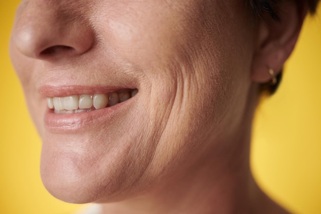 Immagine ritagliata di donna matura con un sorriso a trentadue denti