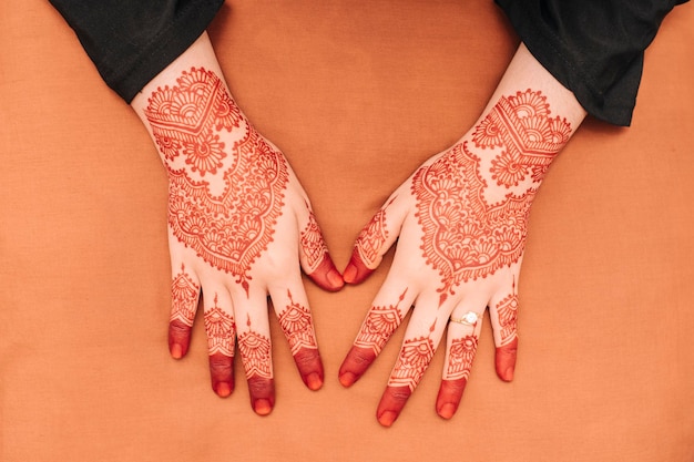 Immagine ritagliata di mani con tatuaggio di henna