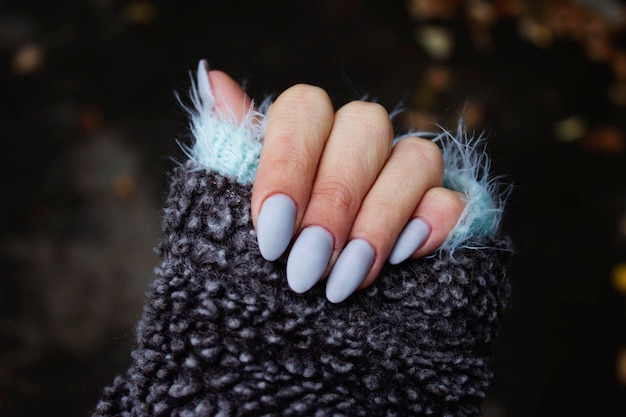 Immagine ritagliata di mano di donna con smalto per unghie