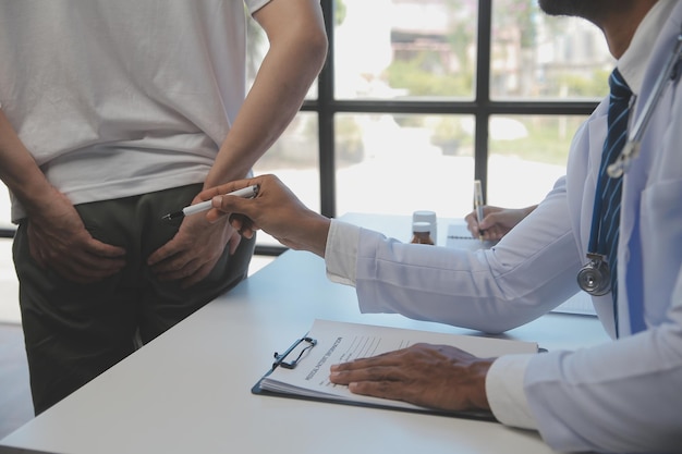 Immagine ritagliata di medici di successo che discutono di diagnosi durante la conferenza