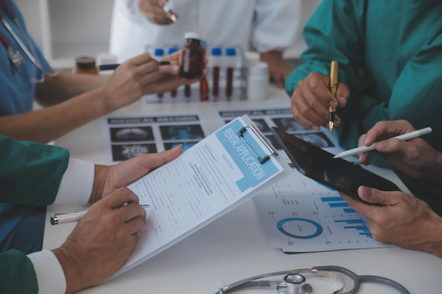 Immagine ritagliata di medici di successo che discutono la diagnosi durante la conferenza