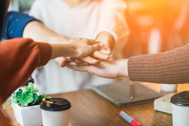 Immagine ritagliata di persone che si stringono le mani in un caffè