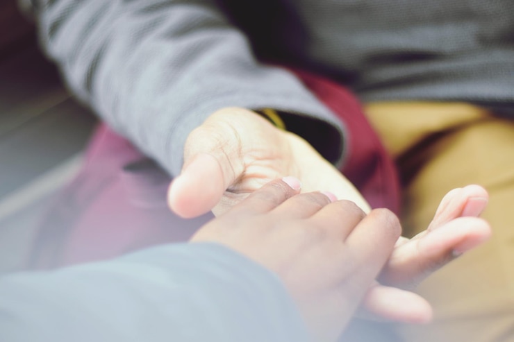 Foto immagine ritagliata di persone che si tengono per mano