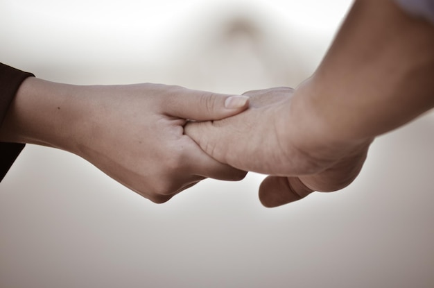 Immagine ritagliata di persone che si tengono per mano