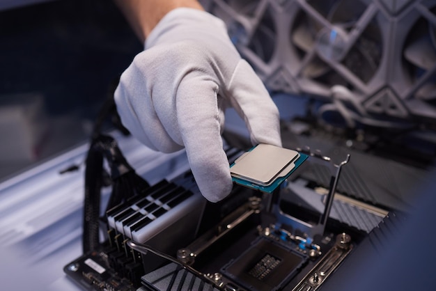 Immagine ritagliata di un ingegnere che mostra un microchip per computer in primo piano