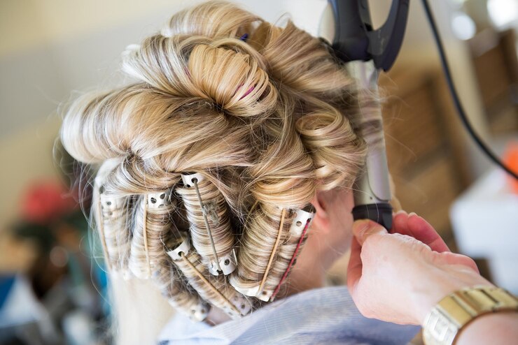 Foto immagine ritagliata di un parrucchiere che adatta i capelli di un cliente in un salone