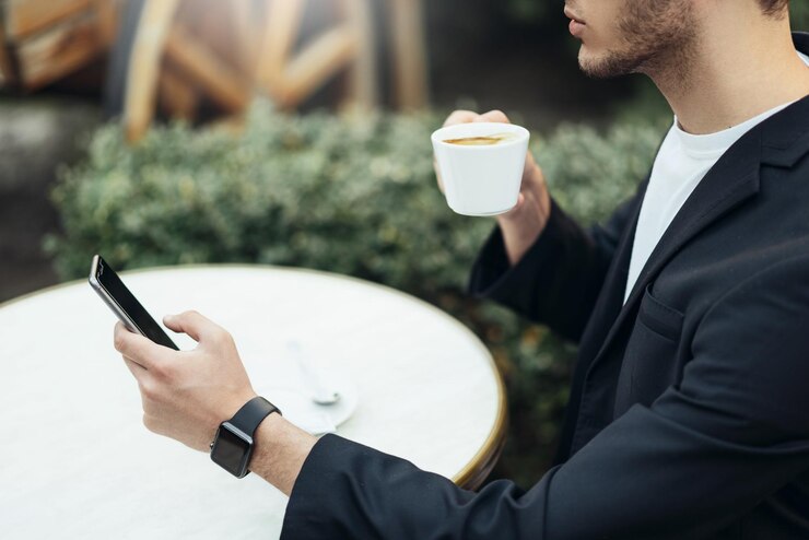 Immagine ritagliata di un uomo caucasico in abito casual ordinando online tramite Internet Imprenditore europeo di successo che effettua transazioni utilizzando l'applicazione di banca mobile Messa a fuoco selettiva