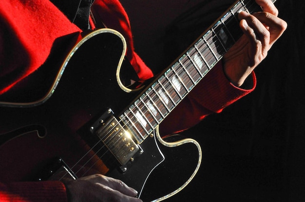 Immagine ritagliata di un uomo che suona la chitarra