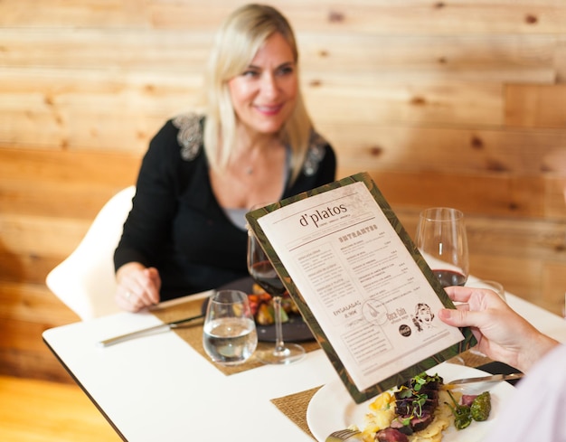 Immagine ritagliata di un uomo che tiene in mano il menu in un ristorante