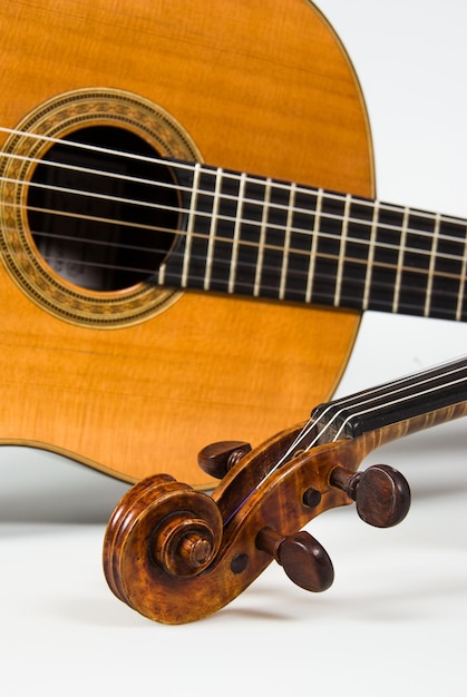 Immagine ritagliata di un violino contro una chitarra