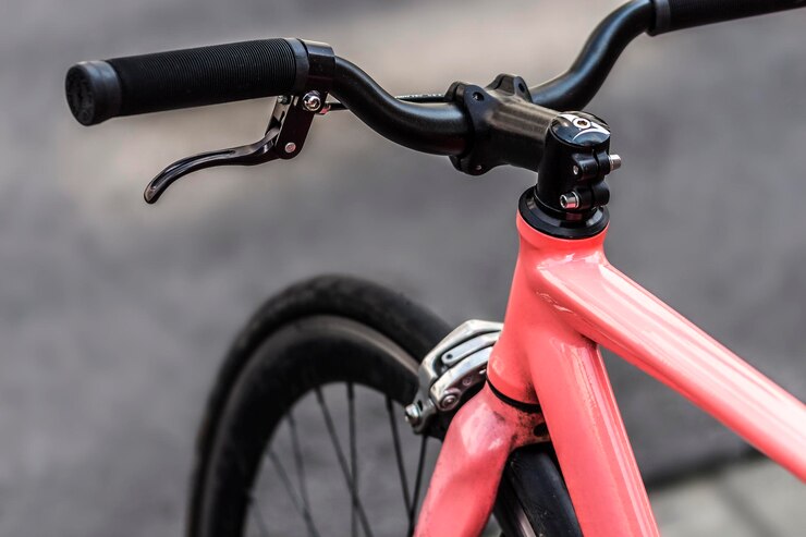 Foto immagine ritagliata di una bicicletta in strada