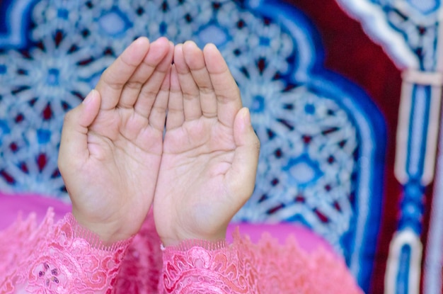 Immagine ritagliata di una donna che prega con le mani coperte