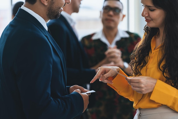 Immagine ritagliata di una donna d'affari di successo che tiene la carta del nome Intellettuale