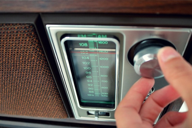 Immagine ritagliata di una mano alla radio