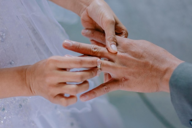 Immagine ritagliata di una moglie che indossa un anello per il marito