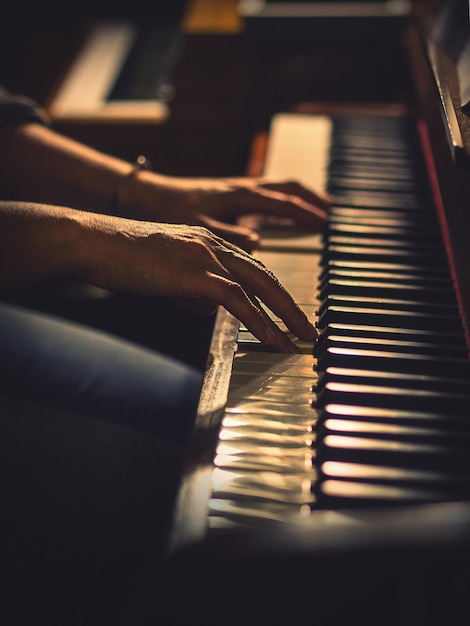 Immagine ritagliata di una persona che suona il pianoforte