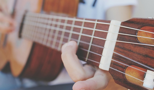 Immagine ritagliata di una persona che suona la chitarra