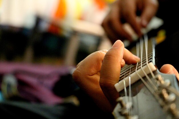 Immagine ritagliata di una persona che suona la chitarra