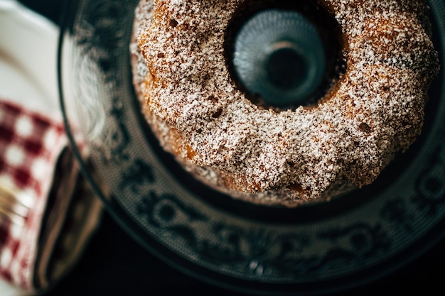 Immagine ritagliata di una torta su un banco di torte