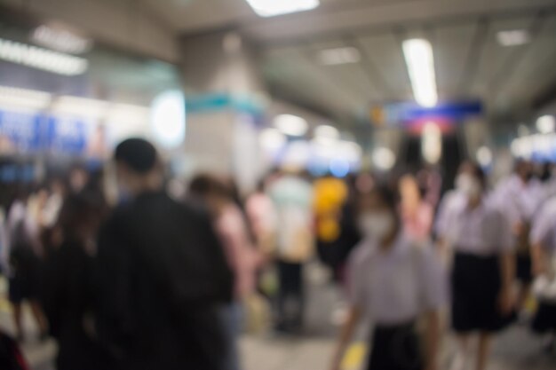 Immagine sfocata astratta di persone che camminano in metropolitana