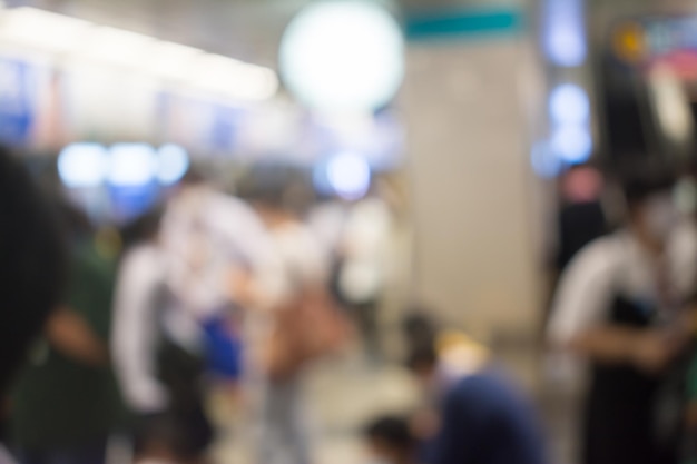 Immagine sfocata astratta di persone che camminano in metropolitana