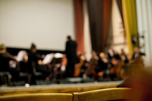 immagine sfocata astratta Il musicista suona uno strumento musicale sul palco del concerto