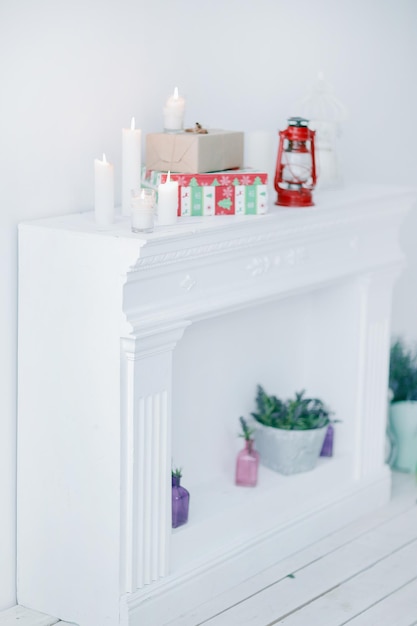 Immagine sfocata. candele e confezioni regalo sul caminetto in soggiorno .foto con spazio copia