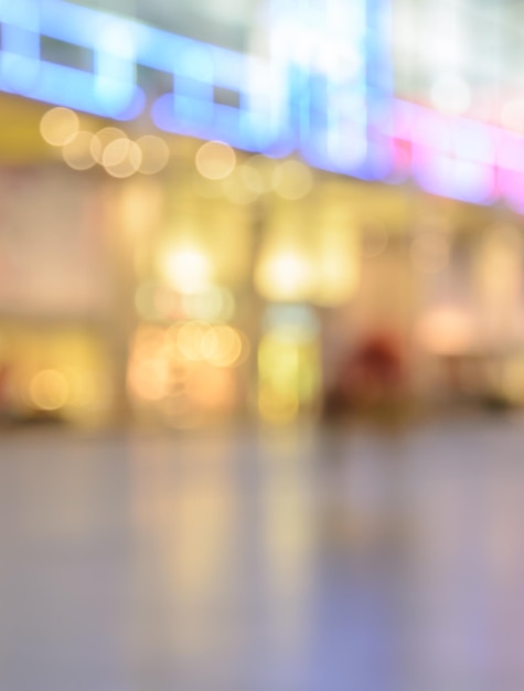 Immagine sfocata del centro commerciale con luci brillanti di notte