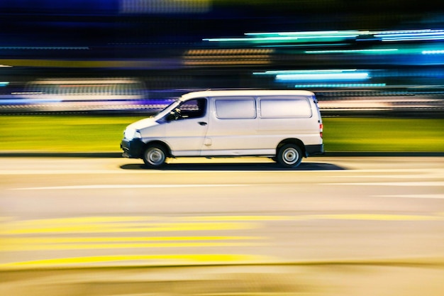 Immagine sfocata del movimento di un furgone che va veloce per la strada della città