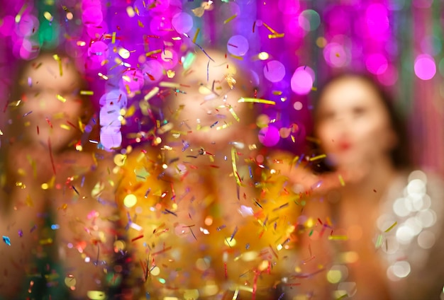 Immagine sfocata di donne con i confetti