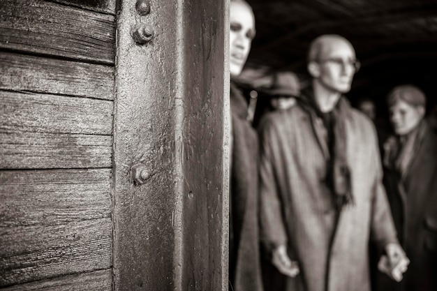 Immagine sfocata di ebrei all'interno dei vagoni del treno diretto ai campi di concentramento durante il periodo nazista della seconda guerra mondiale Concetto di memoria shoah olocausto deportazione del popolo ebraico