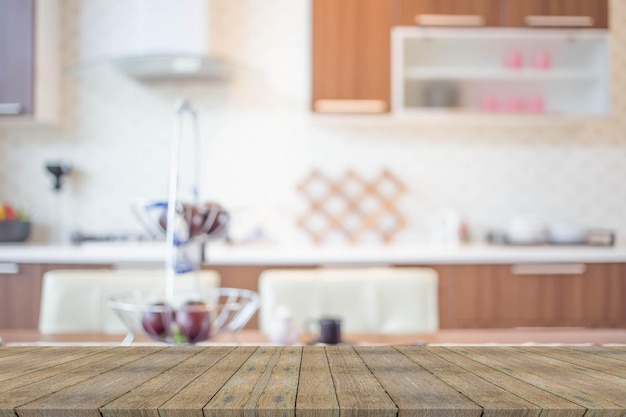 Immagine sfocata di interni moderni della cucina per lo sfondo