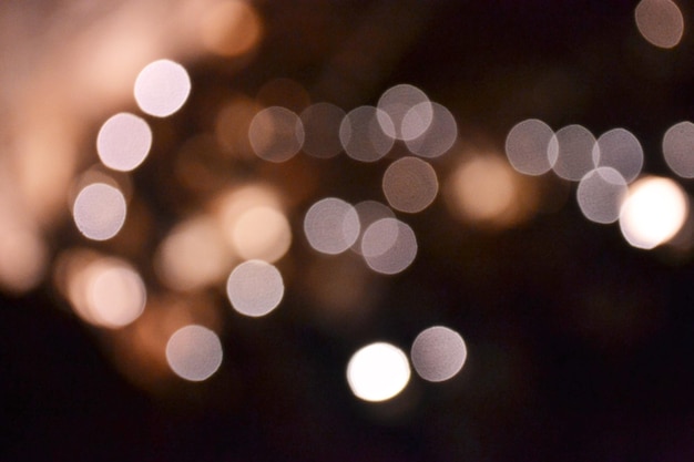 Immagine sfocata di luci illuminate