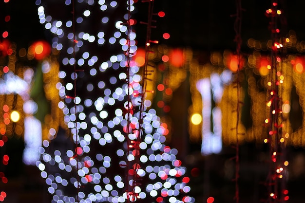 Immagine sfocata di luci natalizie illuminate di notte