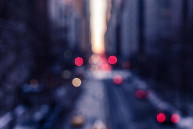 Immagine sfocata di luci sulla strada tra gli edifici