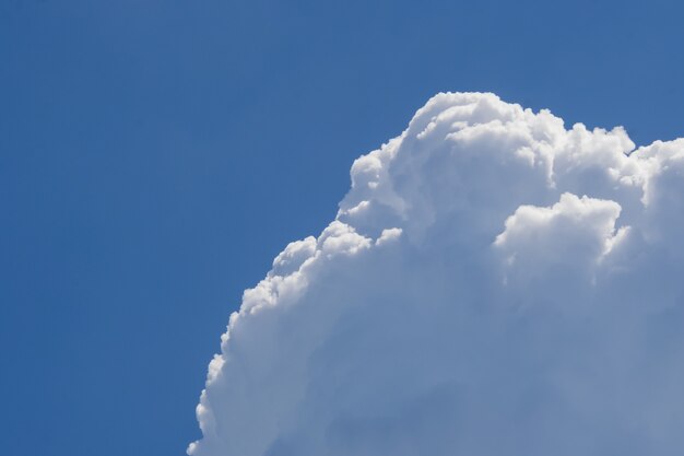 Immagine sfocata di nuvole bianche sul cielo blu scuro Più guardi, più ti vengono in mente nuove idee, idee e immaginazione.