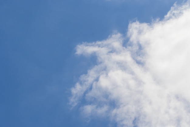 Immagine sfocata di nuvole bianche sul cielo blu scuro Più guardi, più ti vengono in mente nuove idee, idee e immaginazione.